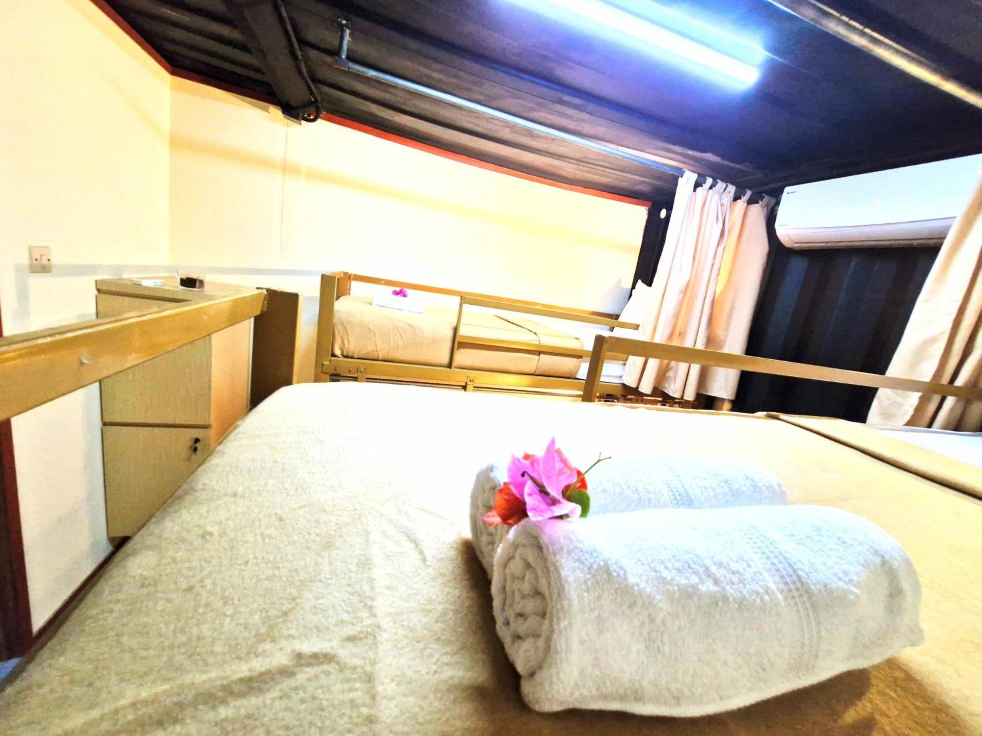 Karcof Container Hostel Senggigi Exterior foto