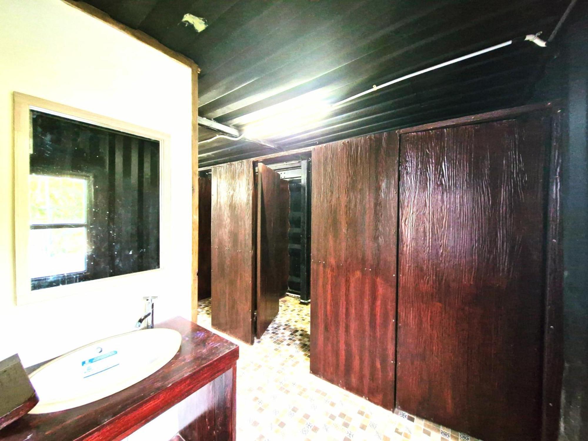 Karcof Container Hostel Senggigi Exterior foto