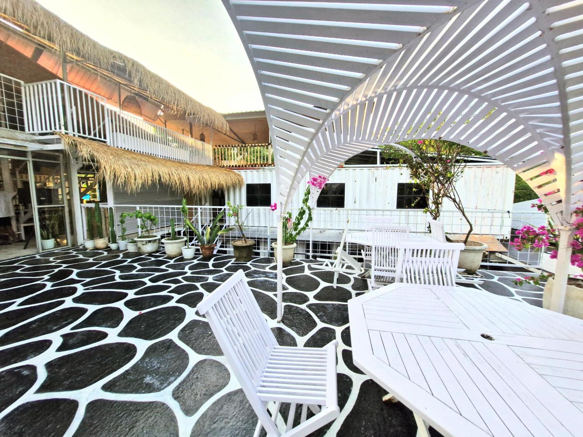 Karcof Container Hostel Senggigi Exterior foto